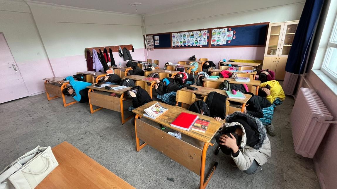 OKULUMUZDA 13 EKİM AFET RİSKLERİ AZALTMA GÜNÜ KAPSAMINDA DEPREM TATBİKATI GERÇEKLEŞTİRDİK.